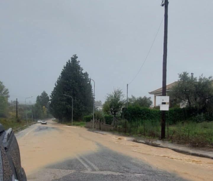 Αγρίνιο: Προβλήματα από την έντονη βροχόπτωση – Έκλεισαν δρόμοι, πλημμύρισαν σπίτια
