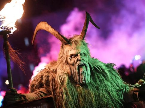 Κράμπους: Το τρομακτικό και σκοτεινό πρόσωπο του «Άη Βασίλη των κακών παιδιών» [βίντεο]