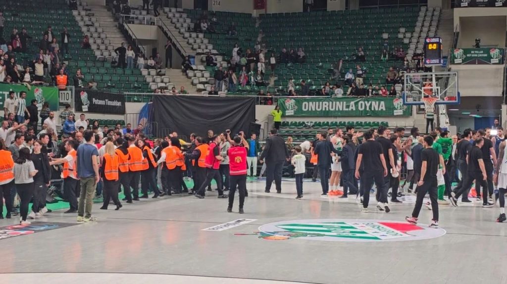 Χάος σε αγώνα μπάσκετ στην Τουρκία: Οπαδοί της Μπούρσασπορ «έκαναν ντου» στο παρκέ και κυνήγησαν παίκτη της Μπαχτσεσεχίρ (vid)