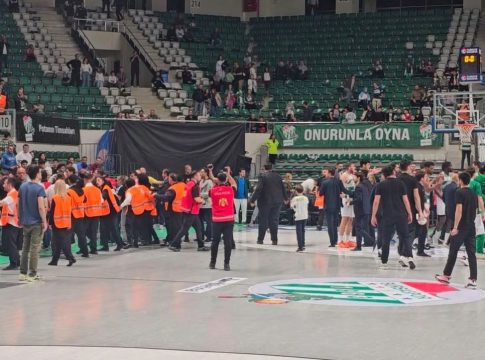 Χάος σε αγώνα μπάσκετ στην Τουρκία: Οπαδοί της Μπούρσασπορ «έκαναν ντου» στο παρκέ και κυνήγησαν παίκτη της Μπαχτσεσεχίρ (vid)