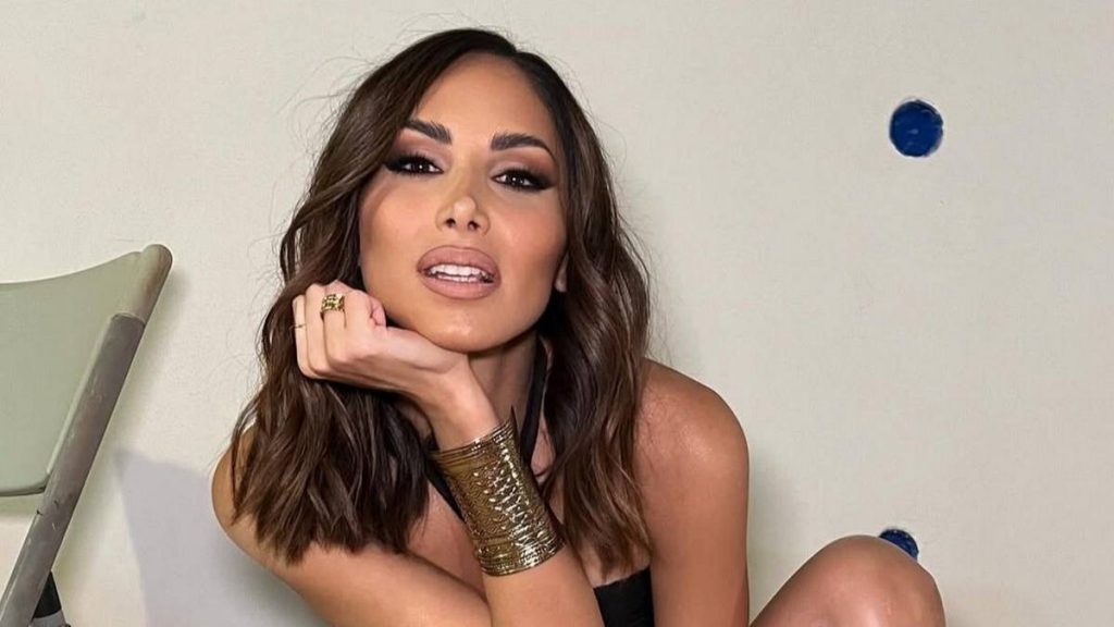 Σάλος με τη Λένα Ζευγαρά πάνω στη σκηνή: Άνοιξε όλο το φόρεμά της (vid)