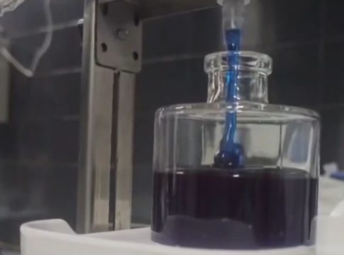 Τι είναι το μπλε μέλι που γίνεται ανάρπαστο