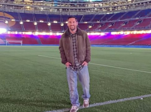 Επικό σκηνικό στη Βαρκελώνη: Ζευγάρι είδε τον Μέσι να περνάει πίσω του και έγινε viral (vid)