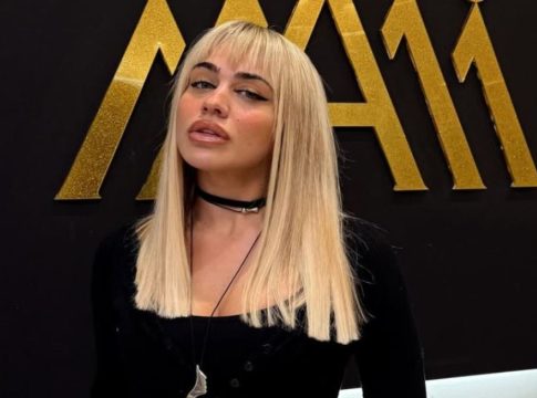 Κόνι Μεταξά: Πιο κούκλα από ποτέ – Η απίθανη αλλαγή στο look της