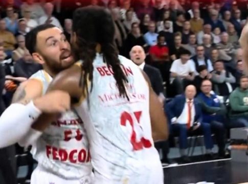 Έξαλλος ο Μάικ Τζέιμς: Πήγε να πιαστεί στα χέρια με διαιτητή (vid)