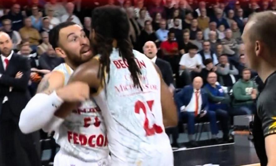 Έξαλλος ο Μάικ Τζέιμς: Πήγε να πιαστεί στα χέρια με διαιτητή (vid)