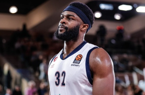 Σοκ στην Αρμάνι πριν τον Ολυμπιακό – Έπεσε και χτύπησε στο κεφάλι ο Νίμπο