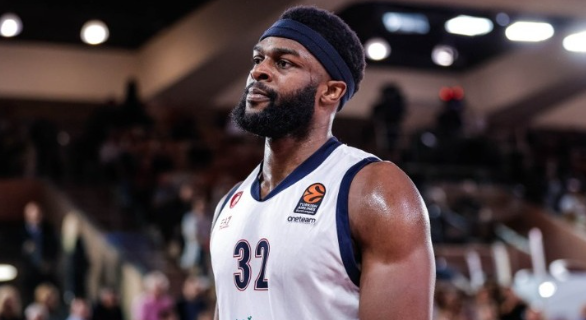 Σοκ στην Αρμάνι πριν τον Ολυμπιακό – Έπεσε και χτύπησε στο κεφάλι ο Νίμπο