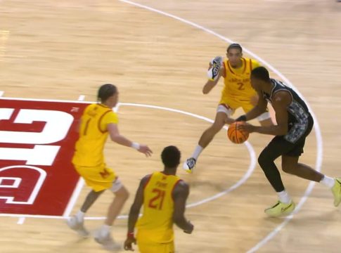 Απίθανο περιστατικό στο NCAA: Παίκτης του Μέριλαντ πέταξε το παπούτσι του για να κλέψει τη μπάλα από αντίπαλο (vid)