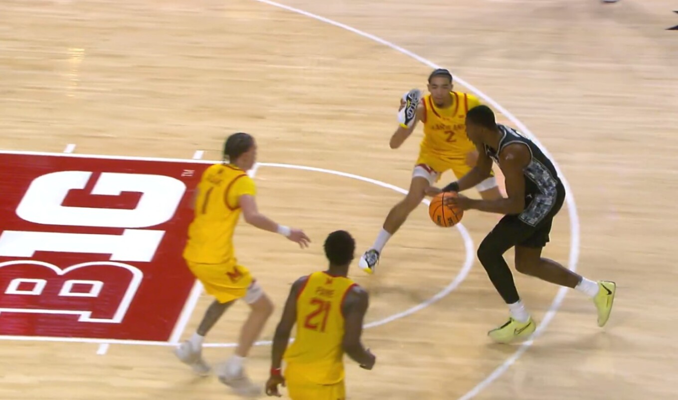 Απίθανο περιστατικό στο NCAA: Παίκτης του Μέριλαντ πέταξε το παπούτσι του για να κλέψει τη μπάλα από αντίπαλο (vid)