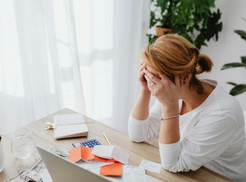 Έρευνα πληρωμών Intrum: Οι Έλληνες καταναλωτές παραμένουν οι πιο ζορισμένοι της Ευρώπης