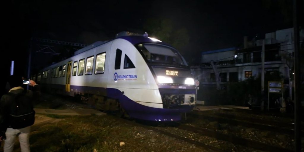 Σύγκρουση αμαξοστοιχίας του Προαστιακού με μοτοσυκλέτα στη Λένορμαν – Εγκατέλειψε το σημείο ο οδηγός της μηχανής