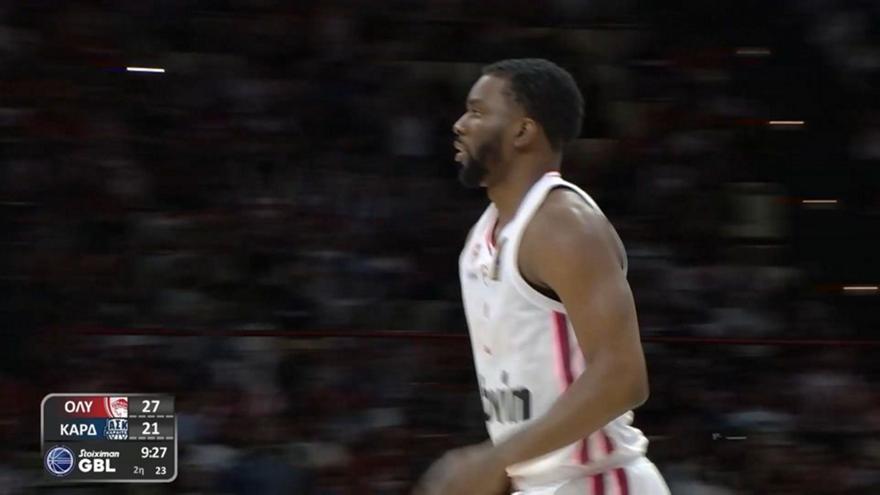 Έπος: Ο κόσμος του Ολυμπιακού έκανε τον σταυρό του μετά το πρώτο καλάθι του Έβανς (vid)