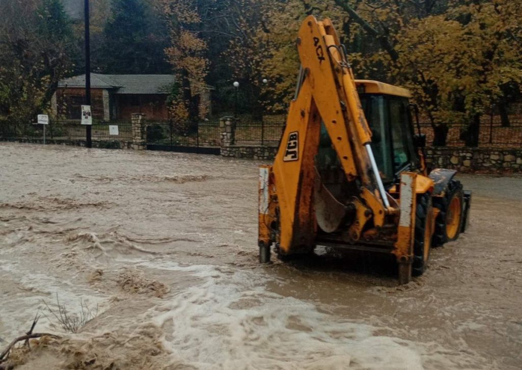 Σαρώνει τη Δυτική Ελλάδα η κακοκαιρία – Πάνω από 365 κλήσεις στην Πυροσβεστική, μπαράζ μηνυμάτων από το 112