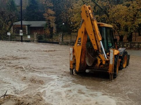 Σαρώνει τη Δυτική Ελλάδα η κακοκαιρία – Πάνω από 365 κλήσεις στην Πυροσβεστική, μπαράζ μηνυμάτων από το 112