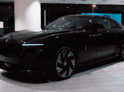 Αυτός είναι ο διάσημος Έλληνας που αγόρασε αυτοκίνητο αξίας 550.000 ευρώ (vid)