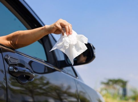 Αυστηρές ποινές για όσους πετούν σκουπίδια από το αυτοκίνητο – Τι προβλέπει ο νέος ΚΟΚ