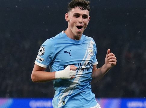 Η απίθανη selfie που έβγαλε οπαδός της Μάντσεστερ Σίτι με τον Φόντεν κατά τη διάρκεια των πανηγυρισμών (pic, vid)