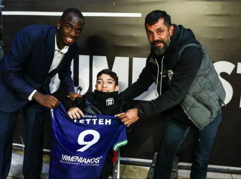 Όμορφες εικόνες στην Τούμπα: Ο Τεττέη έδωσε τη φανέλα του στον Γιάννη Παπαστεφανάκη (pic)