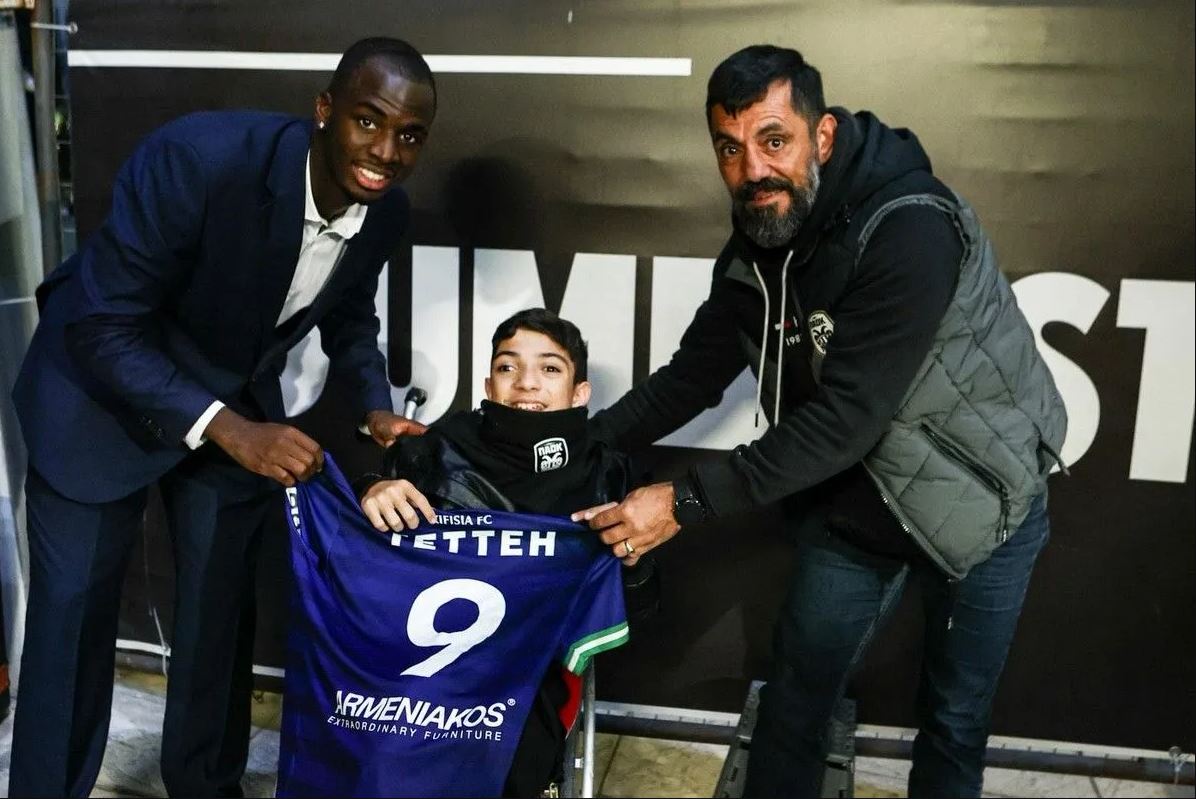 Όμορφες εικόνες στην Τούμπα: Ο Τεττέη έδωσε τη φανέλα του στον Γιάννη Παπαστεφανάκη (pic)