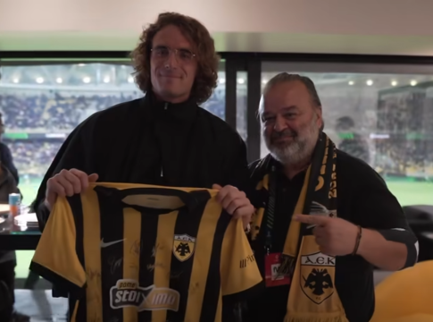 Τσιτσιπάς: «Με το που μπήκα στην Opap Arena, μου σηκώθηκε η τρίχα – Νιώθω ΑΕΚτζής μέχρι τέλος» (vid)