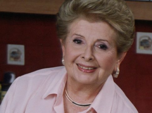 Βέφα Αλεξιάδου: Ζευγάρι από τη Βουλγαρία αγόρασε τη βίλα της στη Χαλκιδική – Τοποθέτησαν πλακέτα στη μνήμη της