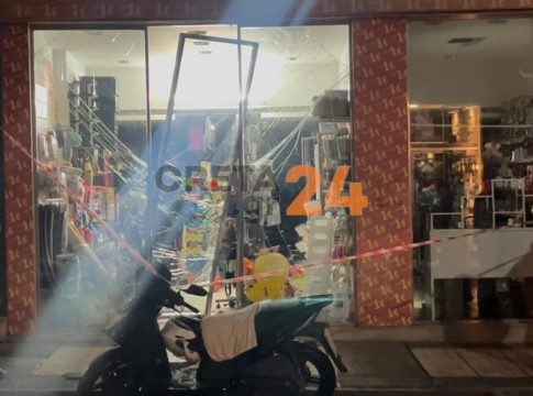 Ηράκλειο: Αυτοκίνητο «καρφώθηκε» σε βιτρίνα καταστήματος