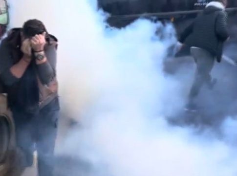 Χημικά κατά των αγροτών από αστυνομικούς – Έκλεισε από τα τρακτέρ η Εθνική στο ύψος του Πλατυκάμπου