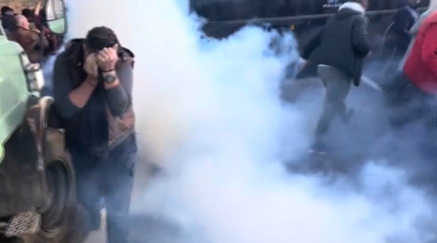 Χημικά κατά των αγροτών από αστυνομικούς – Έκλεισε από τα τρακτέρ η Εθνική στο ύψος του Πλατυκάμπου