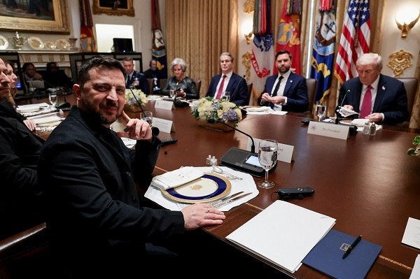 Διαπραγματεύσεις στη Γενεύη επί του σχεδίου Τραμπ για την Ουκρανία – Η «δύσκολη επιλογή» του Ζελένσκι, τι ζητά η Ευρώπη