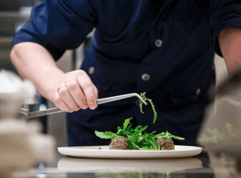 Αυτός είναι ο τηλεοπτικός σεφ που συνελήφθη για χρέη προς το Δημόσιο