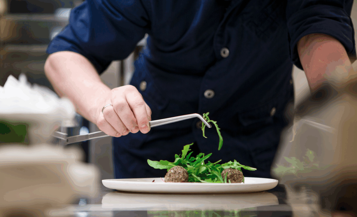 Αυτός είναι ο τηλεοπτικός σεφ που συνελήφθη για χρέη προς το Δημόσιο