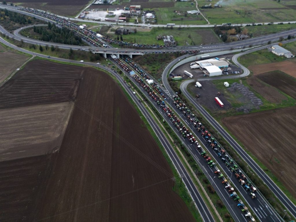 Αγρότες: Κλιμακώνουν παρά την καταστολή εντείνοντας την πίεση στην κυβέρνηση