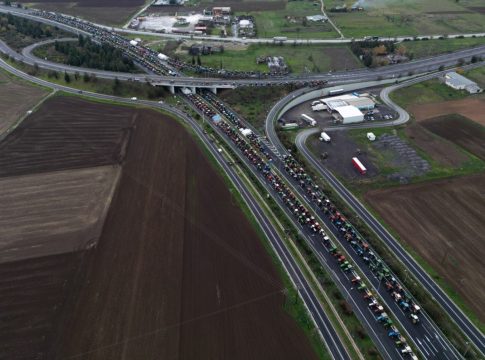 Αγρότες: Κλιμακώνουν παρά την καταστολή εντείνοντας την πίεση στην κυβέρνηση