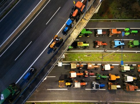 Παρέμβαση του Αρείου Πάγου για τα μπλόκα των αγροτών – Τους απειλεί με αυτόφωρο