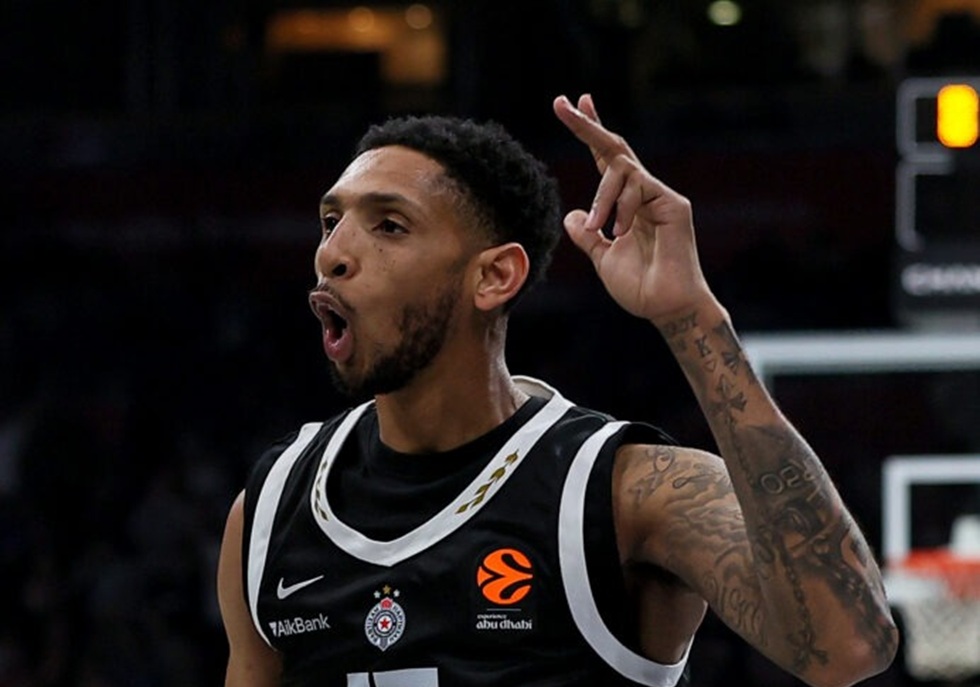 Το πρώτο καλάθι του Πέιν με τη φανέλα της Παρτιζάν (vid)