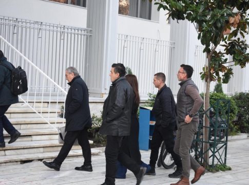 Δίκη Τεμπών: «Γολγοθάς» συγγενών για να φτάσουν στη Λάρισα- «Τους δρόμους δεν τους έκλεισαν οι αγρότες, αλλά η αστυνομία»