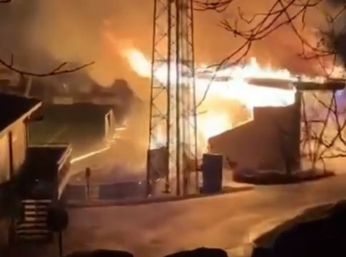 Αδιανόητο σκηνικό στη Φινλανδία: Νεαρός οπαδός έβαλε φωτιά στο γήπεδο της ομάδας του μετά τον υποβιβασμό (vid)