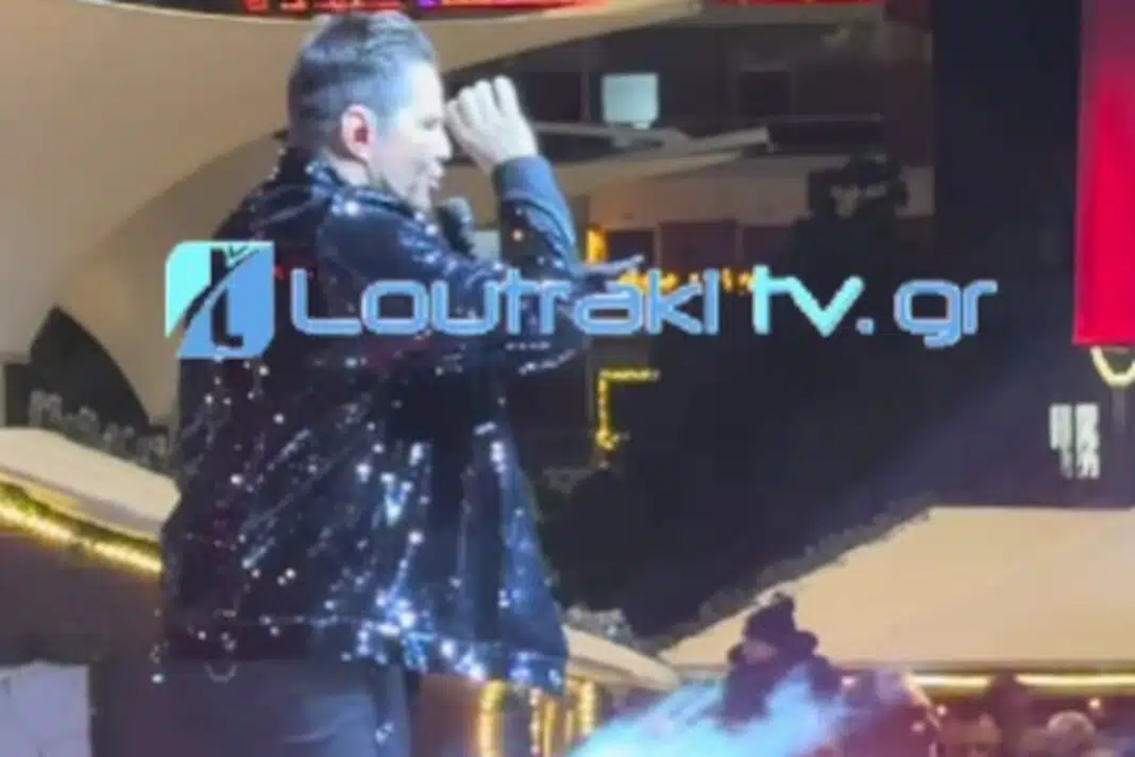 Αδιανόητο: Πασίγνωστος τραγουδιστής διέκοψε συναυλία επειδή νόμιζε ότι τον… σημαδεύουν με όπλο – «Λέω έτσι θα πεθάνω» (vid)