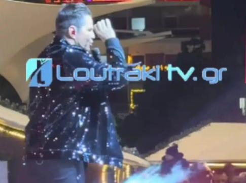 Αδιανόητο: Πασίγνωστος τραγουδιστής διέκοψε συναυλία επειδή νόμιζε ότι τον… σημαδεύουν με όπλο – «Λέω έτσι θα πεθάνω» (vid)