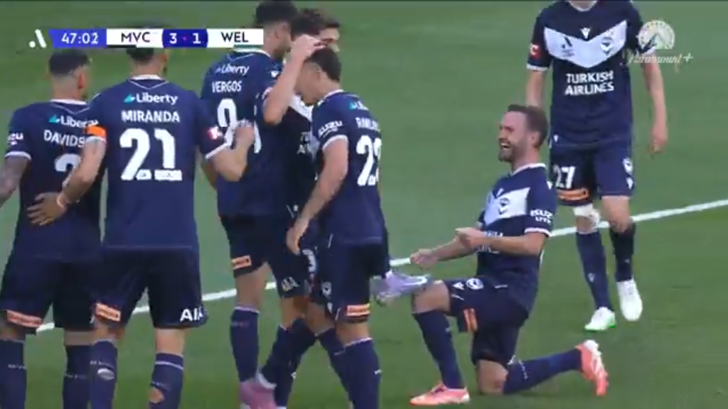 Απίστευτη κίνηση από Μάτα: Γυάλισε το παπούτσι του Βέργου μόλις πέτυχε χατ-τρικ (vid)