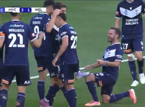 Απίστευτη κίνηση από Μάτα: Γυάλισε το παπούτσι του Βέργου μόλις πέτυχε χατ-τρικ (vid)