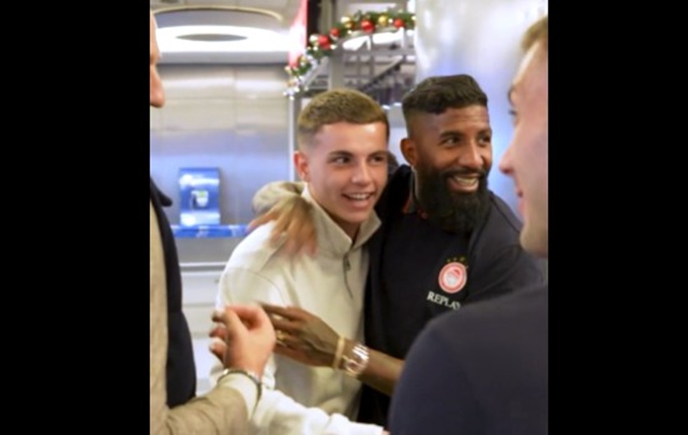 Ολυμπιακός: Η αποθέωση του «Golden Boy» Μουζακίτη από τους συμπαίκτες του (vid)