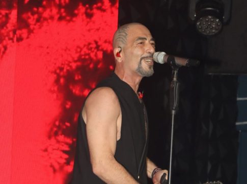 Xαμός στο κέντρο διασκέδασης που τραγουδά ο Βαλάντης: Έφτυσε έξαλλος τους μουσικούς στη σκηνή! (vid)