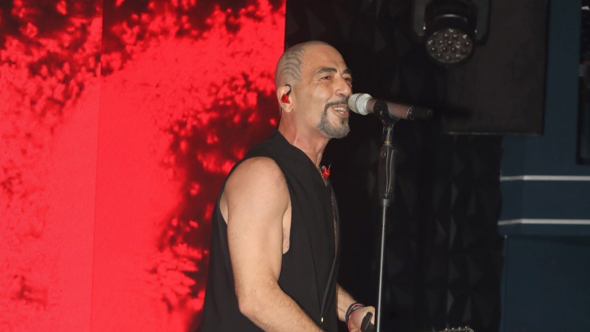 Xαμός στο κέντρο διασκέδασης που τραγουδά ο Βαλάντης: Έφτυσε έξαλλος τους μουσικούς στη σκηνή! (vid)