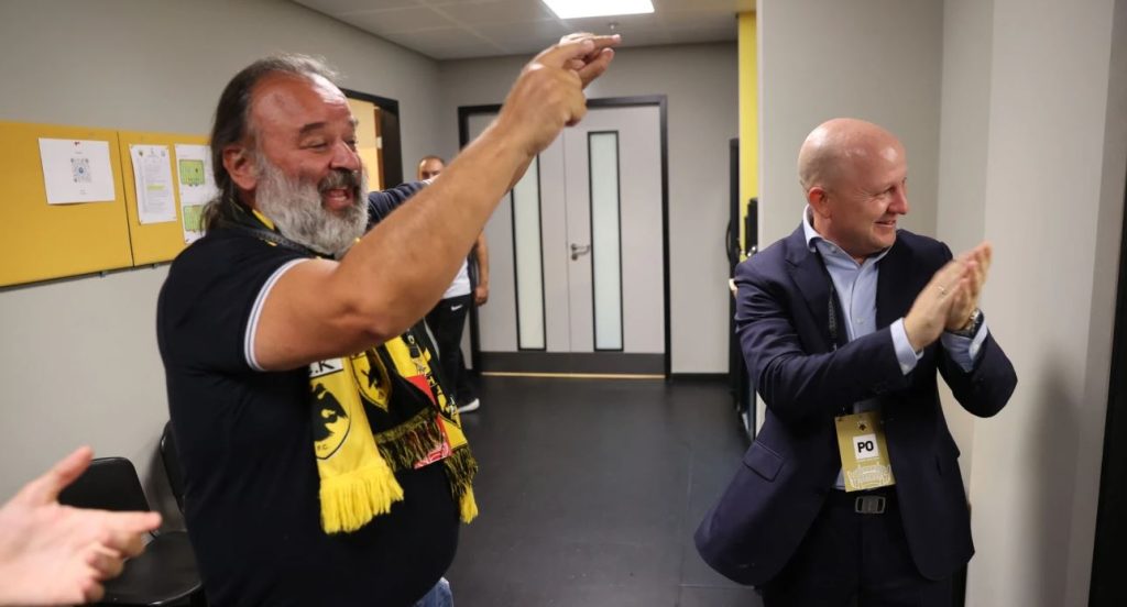 Η αποθέωση του Ηλιόπουλου στα αποδυτήρια της ΑΕΚ και το πριμ στους παίκτες (vid)