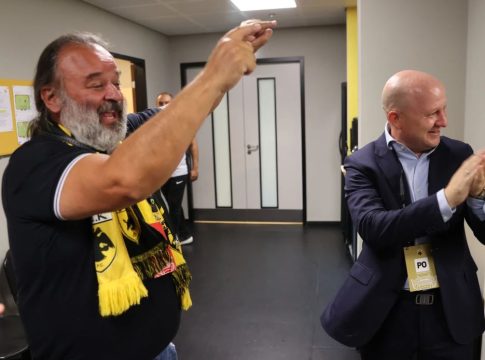 Η αποθέωση του Ηλιόπουλου στα αποδυτήρια της ΑΕΚ και το πριμ στους παίκτες (vid)