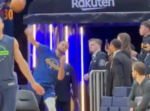 Πόσα θες να μας «τρελάνεις» ρε Κάρι; – Ευστόχησε σε σουτ από την είσοδο των αποδυτηρίων (vids)