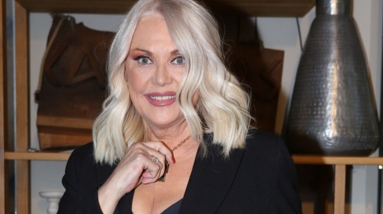 Η Ρούλα Κορομηλά σε μια ανάρτηση όλο νόημα: «Ουρλιαχτά, φωνές, τσιρίδες. Την κλείνω»