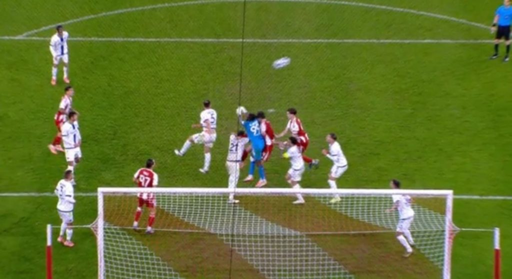 Ο Ευαγγέλου δεν έδωσε πέναλτι στον Ολυμπιακό – «Έκλεισε» τα μάτια στο χτύπημα του Ραμίρες στον Μπιανκόν (vid)